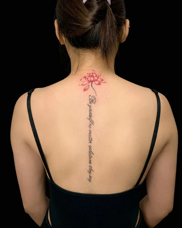 ลายสักฟายน์ไลน์ดอกไม้กับตัวอักษร