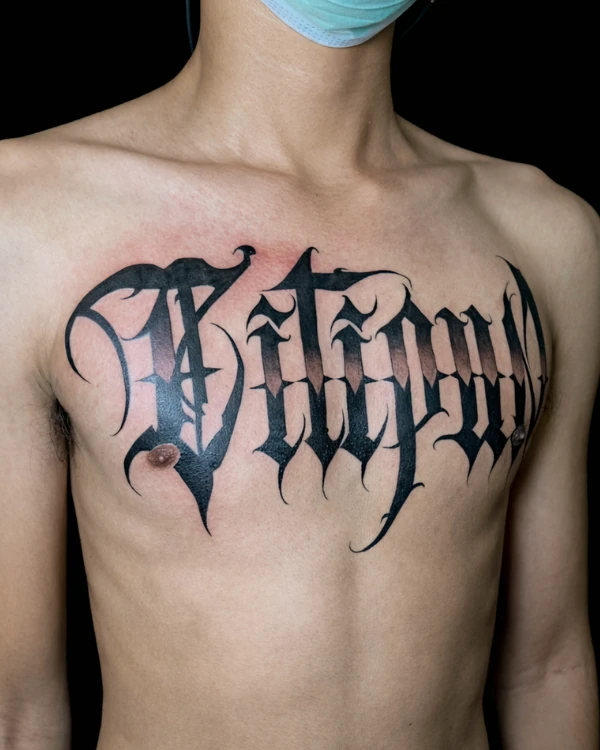 ลายสักตัวอักษรแบล็คเวิร์กแบบโกธิก