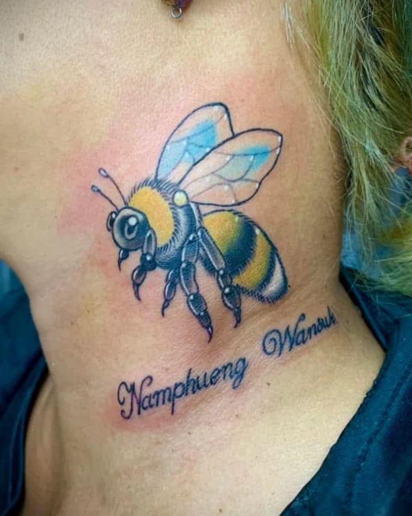ลายสักนีโอทราดิชันนัล รูปผึ้งและตัวอักษร